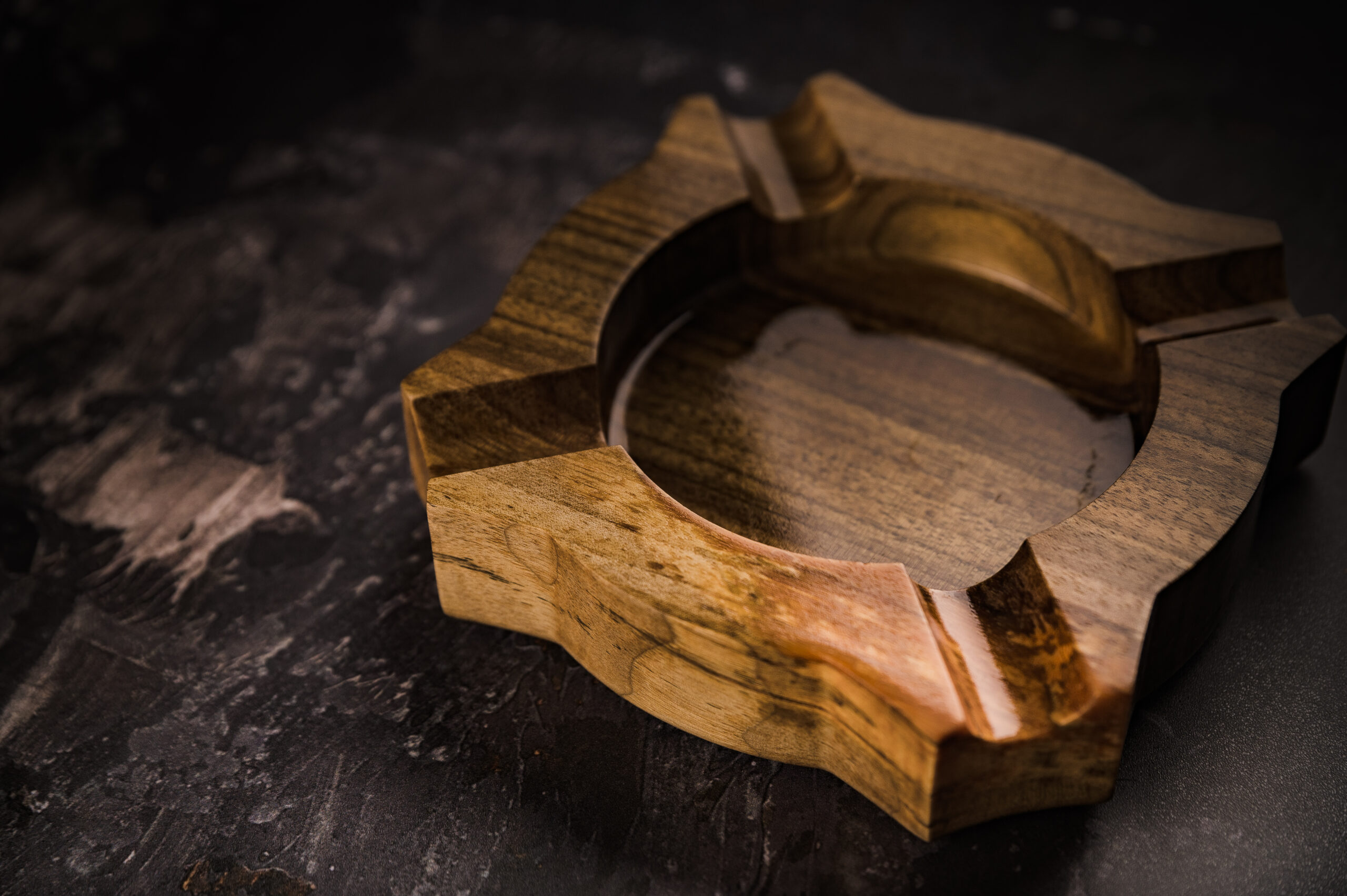 You are currently viewing Why Solid Wood is the Perfect Material for Ashtrays?